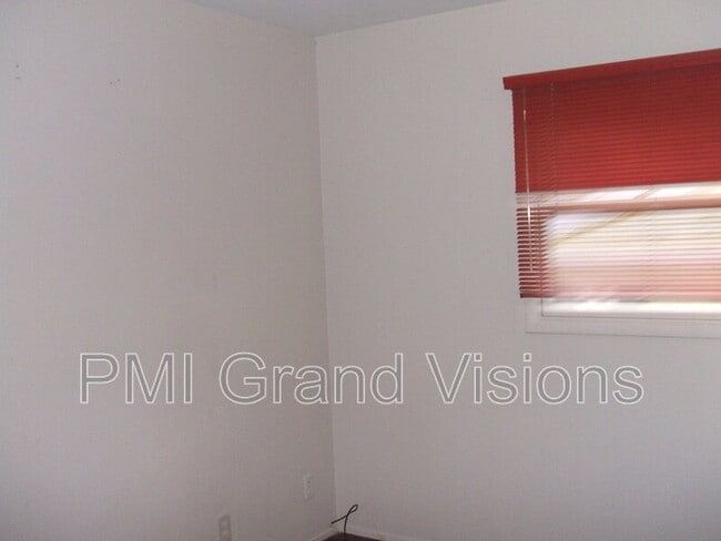 Building Photo - 31 Sickles Dr