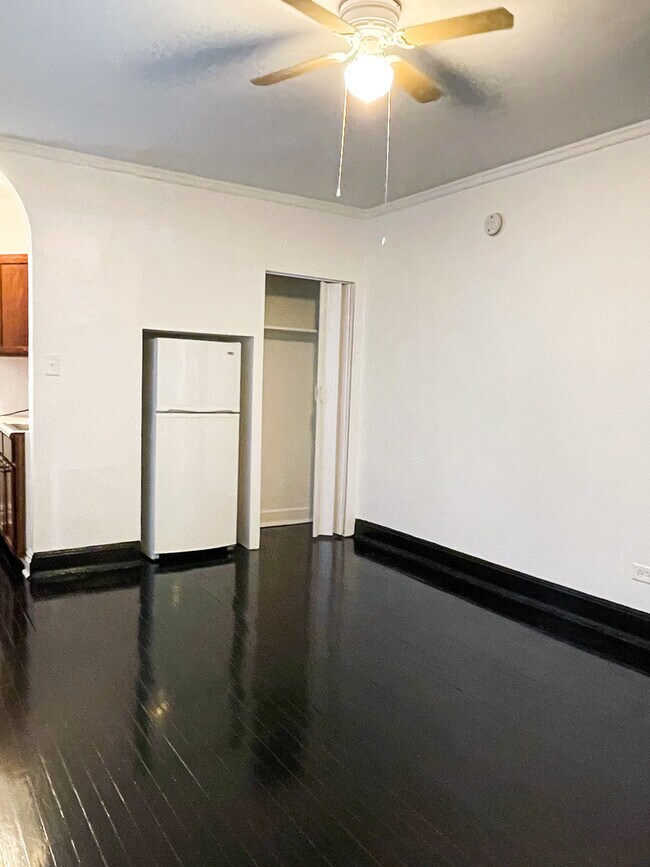 Foto del edificio - 834 W Fullerton Ave