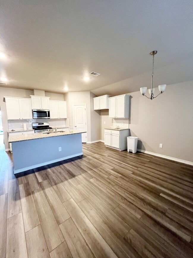 Building Photo - Half off deposit for OCTOBER