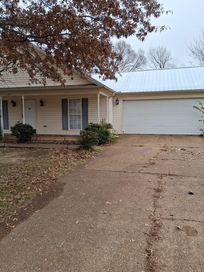 Building Photo - 120 Woods Edge Dr