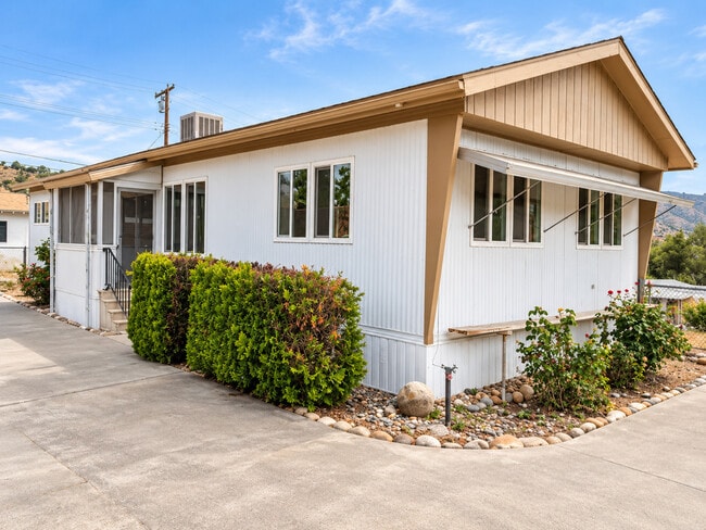 Building Photo - 114 Salaine Dr