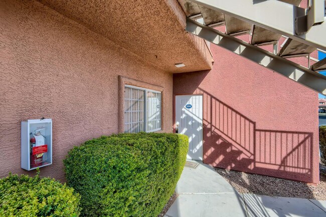 Foto del edificio - 1st Floor Fully Furnished in a Gated North...