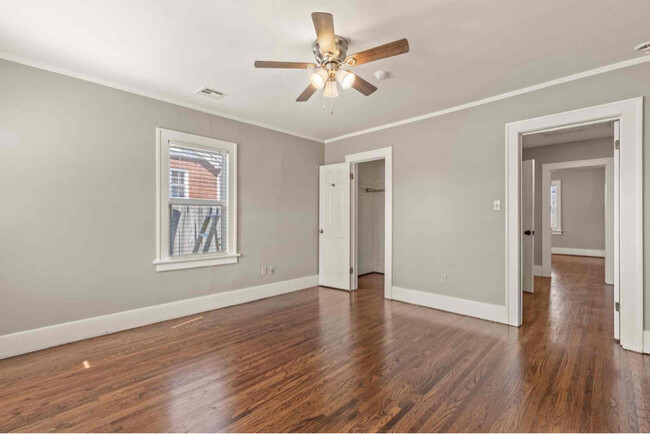 Foto del edificio - 3317 E 5th Pl