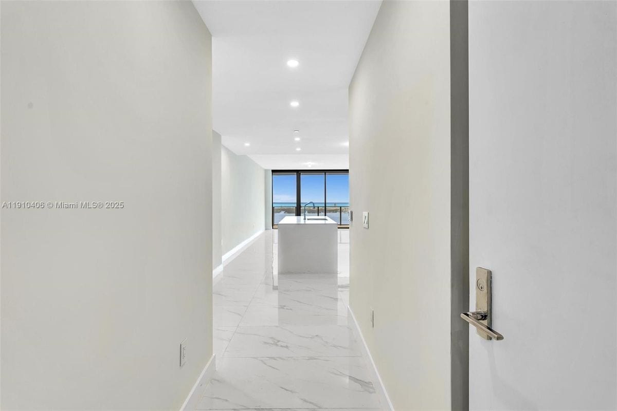 Building Photo - 700 NE 24th St