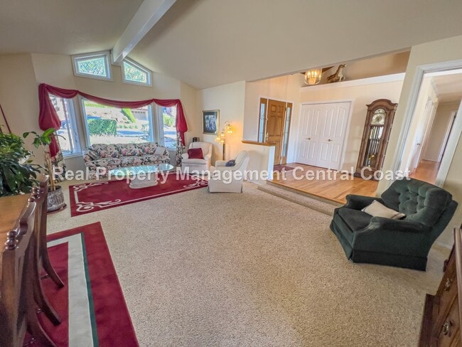 Building Photo - AVAILABLE FEBRUARY - Custom Home With Gorg...
