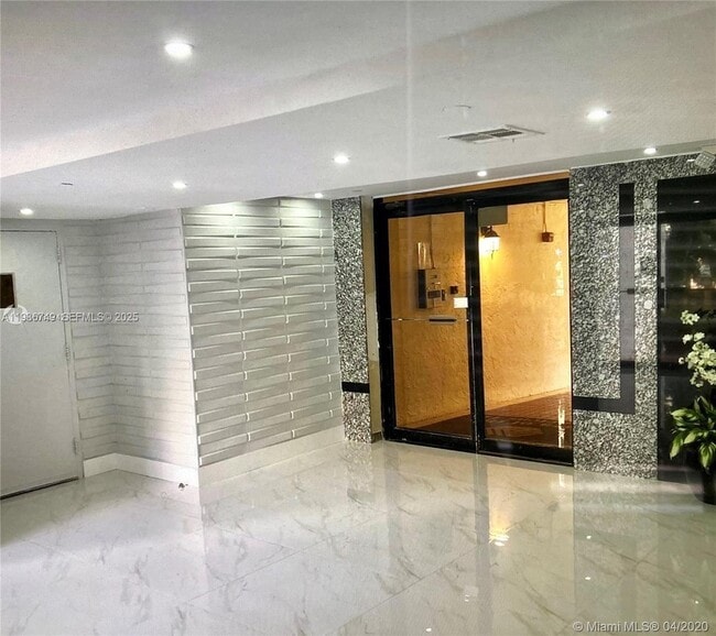 Foto del edificio - 16919 N Bay Rd