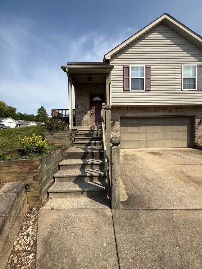 Building Photo - 3619-3621 Thornhill Cir E