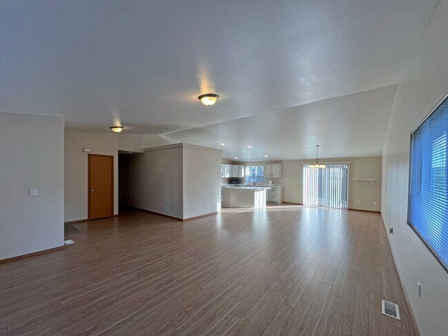 Foto del edificio - Price Drop!-Exceptional 2200 sq ft Three Bedroom 2 Bath Rambler in Fed Way - with A/C