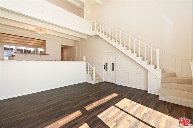 Building Photo - 4009 1/2 Ocean Front Walk