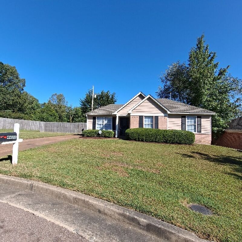 Primary Photo - 4400 English Pecan Cove