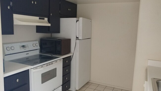 Foto del edificio - ADORABLE POOLSIDE CONDO IN THE MELROSE!