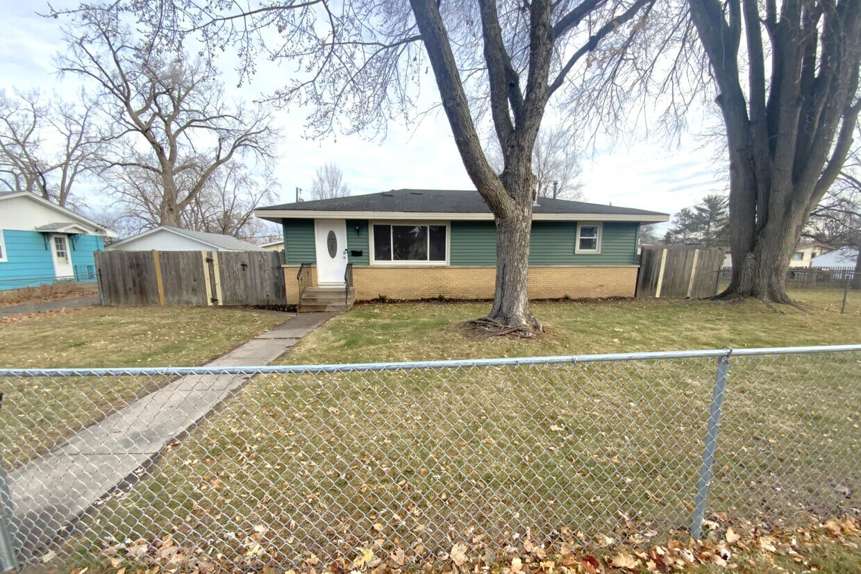 5923 2nd St NE House Rental in Fridley, MN