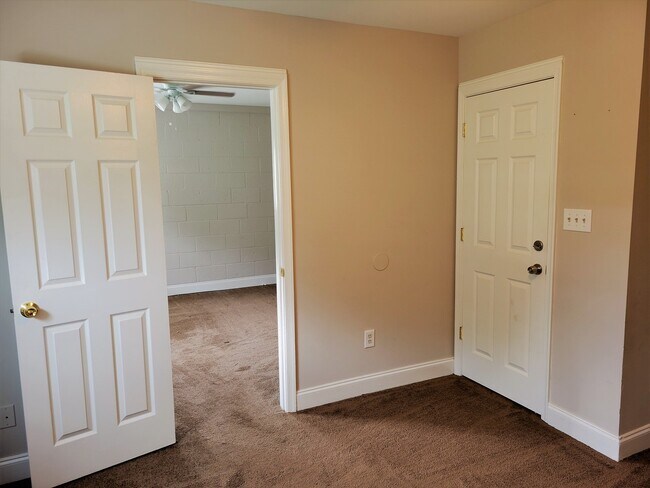 Building Photo - 927 North 20th Street, Unit B