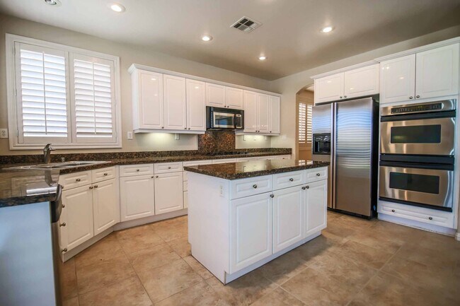 Foto del edificio - INCREDIBLE 4 BEDROOM IN GUARD GATED COMMUN...