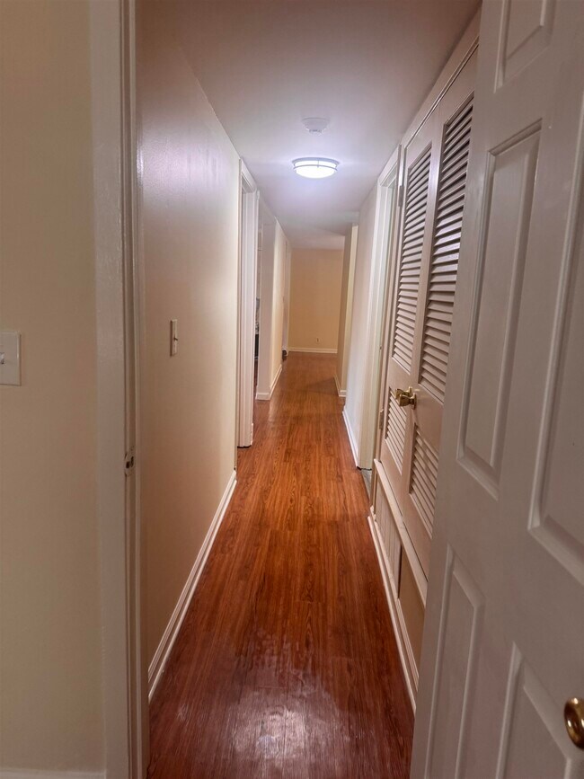 Foto del edificio - 6633 Poplar Woods Cir E