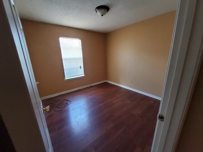 Fresh coat of paint bedroom - 4346 Egyptian Cv