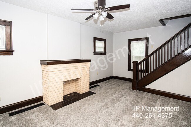 Building Photo - 4BR 1BA Akron Colonial with Garage