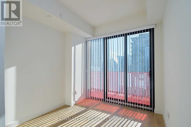 Photo du bâtiment - 215-2215 Queen St W