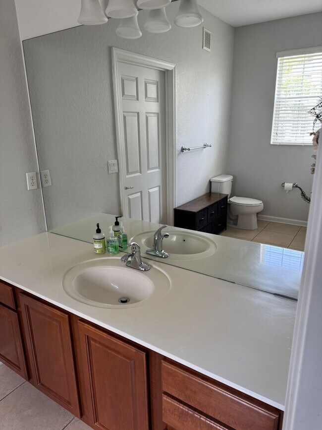 Foto del edificio - 4114 Breakview Dr