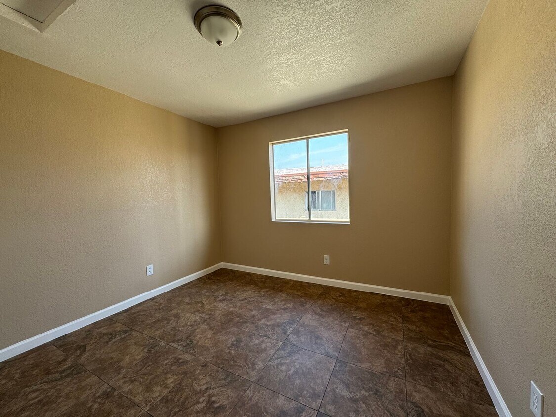 Building Photo - Three Bedroom One Bathroom Apartment in San Bernardino