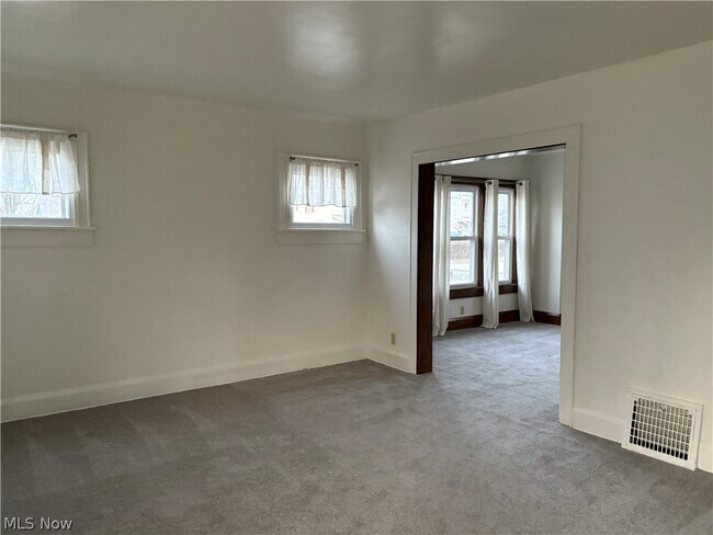 Building Photo - 315 E 10th St