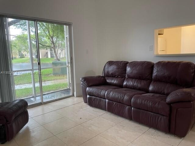 Foto del edificio - 651 Cypress Lake Blvd