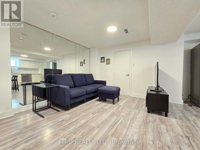 Building Photo - 10 Lonborough Ave