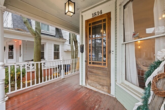 Building Photo - Historic 3 bedroom upper