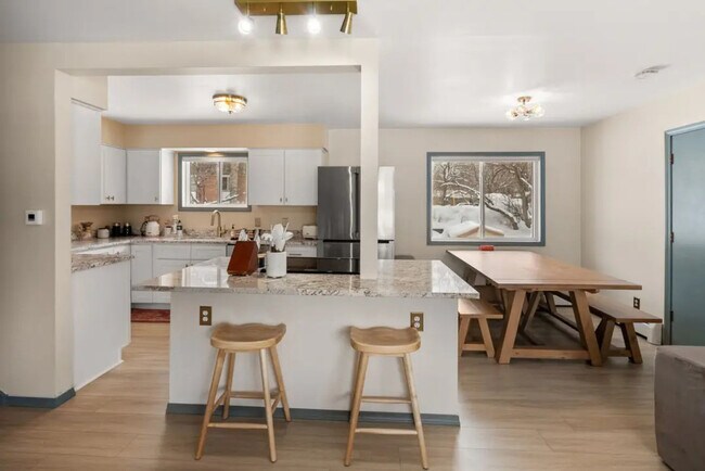 Building Photo - 1114 S Bozeman Ave