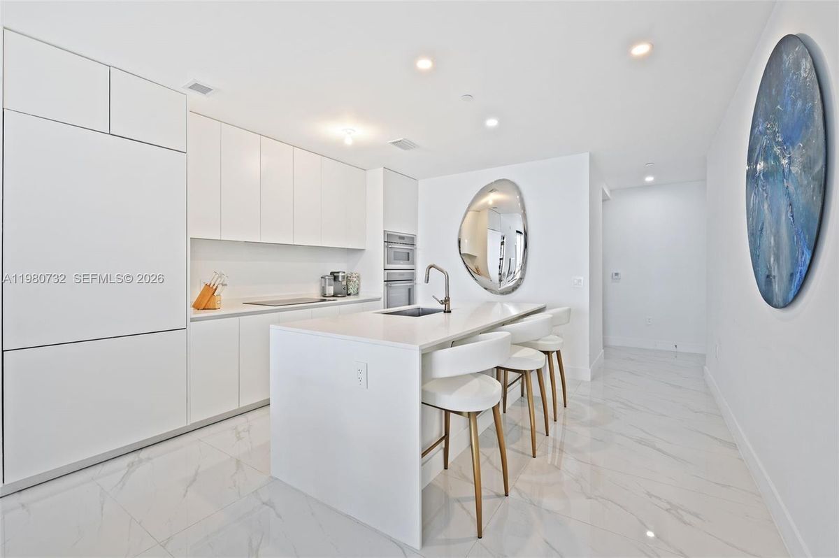 Foto del edificio - 700 NE 24th St