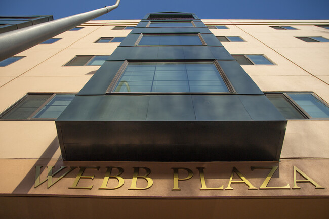Entrada - Webb Plaza