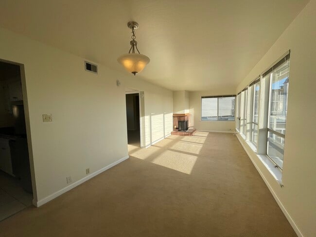 Building Photo - 695 Grand View Ave