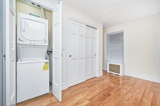 Building Photo - 16 E 58th St