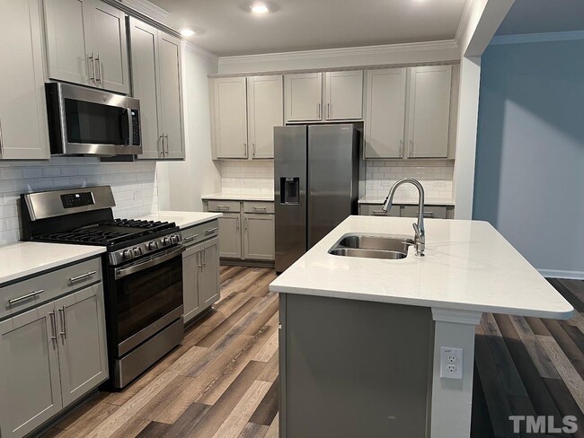 Building Photo - End Unit Townhome for Rent 3 bedroom Double Garage