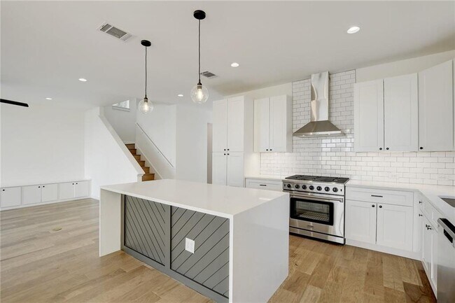 Building Photo - 710 Valdez St