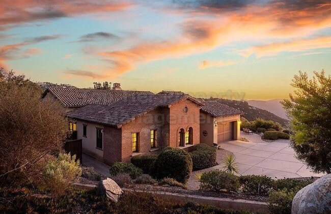 Building Photo - ***Luxurious Mediterranean 4 bed / 3 bath ...