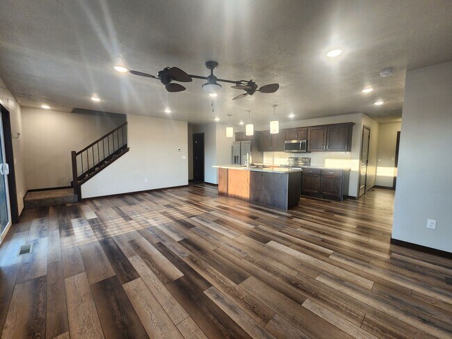 Foto del edificio - Modern 4bed/4bath near Jefferson Highschool