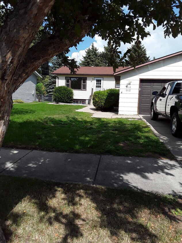 310 N 49th St Unit 1, Grand Forks, ND 58203 Apartments in Grand Forks