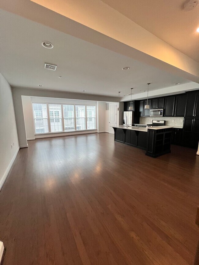 Foto del edificio - 2-bedroom 2.5 bath Luxury Townhome located...