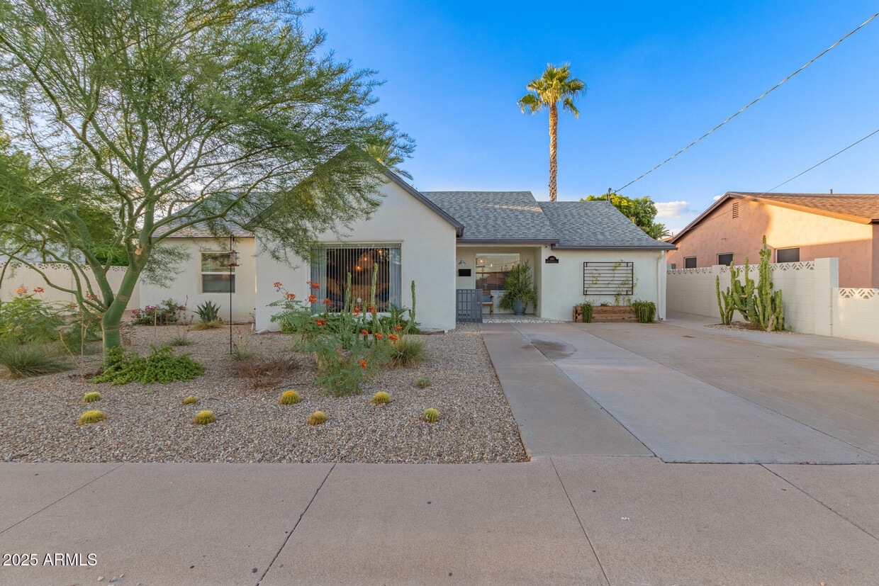 Primary Photo - 440 W Pepper Pl