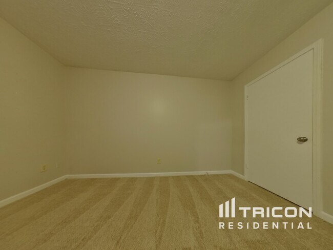 Foto del edificio - 6640 Valley Hill Dr