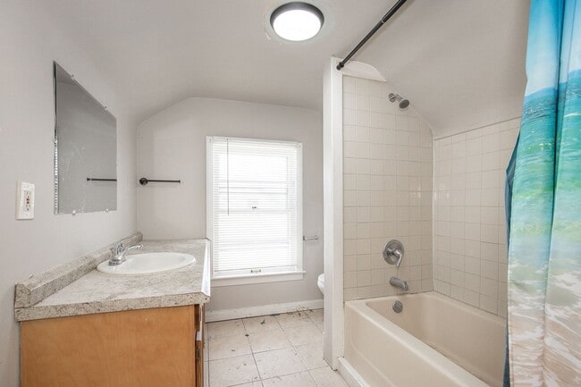 Building Photo - Spacious 3 bedroom/2 bath Cleveland Hts single family house!