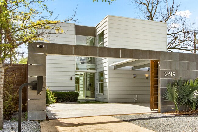 Foto del edificio - 2319 N Carroll Ave