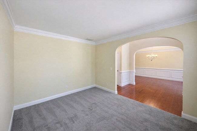 Building Photo - 5 Bed Collins Hill Home with First Floor Suite