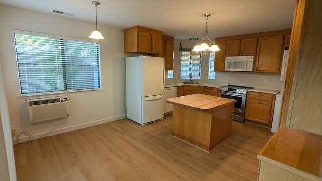 Building Photo - 16395 E La Chiquita Ave