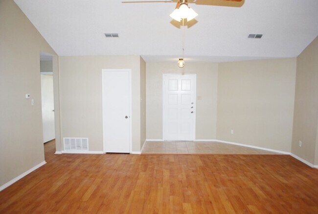 Building Photo - Great Location in Bedford!