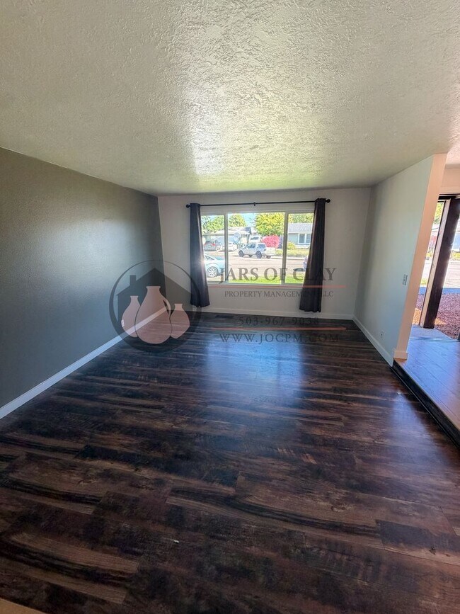 Foto del edificio - Updated 3 Bed / 2 Bath Salem Home with Central A/C, Fenced Yard & Included Landscaping!