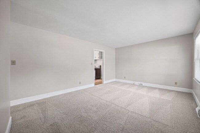 Building Photo - Charming Cul-de-Sac Ranch with Fenced Yard & Detached Garage – Move-In Ready!