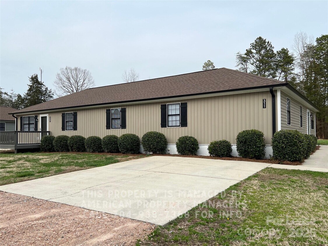 Foto principal - 311 Rustic Rd
