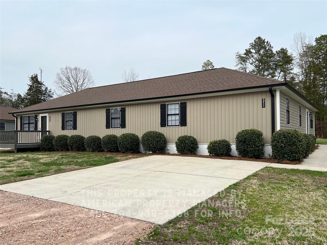 Primary Photo - 311 Rustic Rd